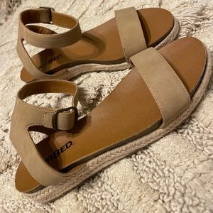 Like new UNR8ED Sandals size 7.5